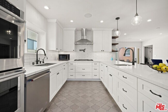 Building Photo - 8828 Alcott St
