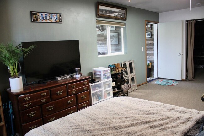 Building Photo - Horse property with indoor arena.