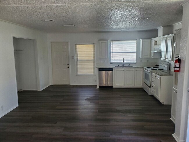 Foto del edificio - 3 bedroom house with private backyard