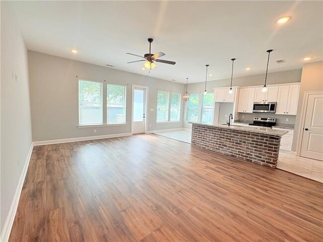 Building Photo - 57304 Oak Ave