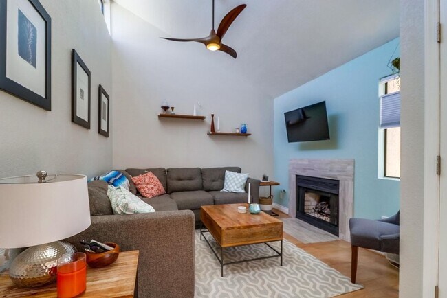 Building Photo - Stunning 2 bed 2 bath top floor condo in g...