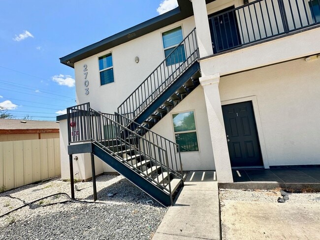 Building Photo - 2705 Mauricio St