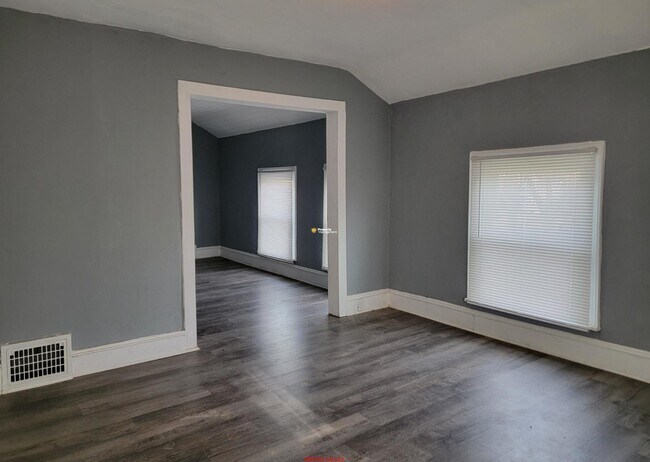 Foto del edificio - Large 1 bed upper Heat & Water included