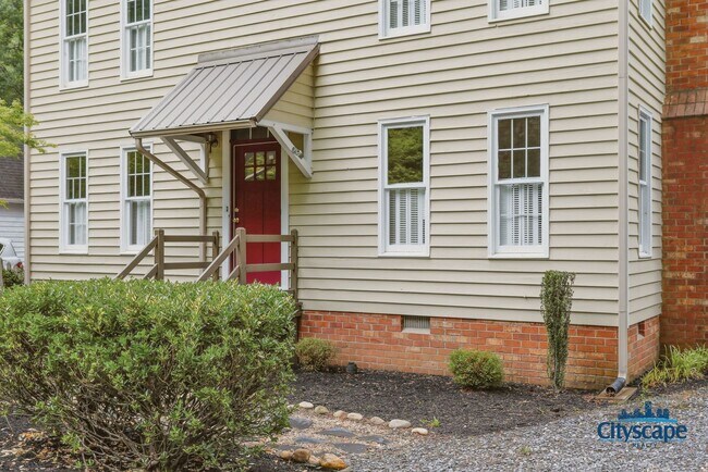 Foto del edificio - Charming Farmhouse-style Home Adjacent to Huguenot Park!