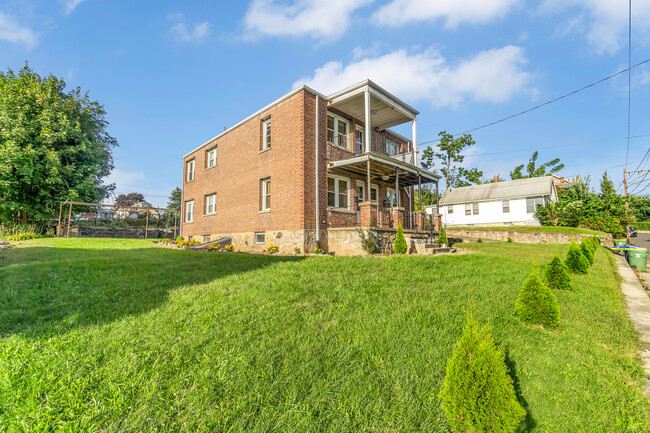 Building Photo - 26 Pilgrim Ave