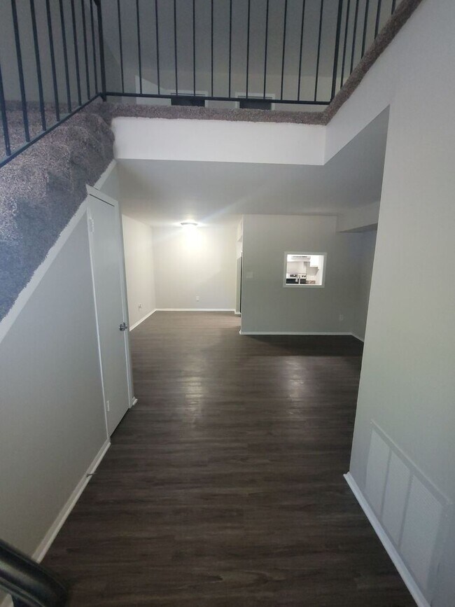 Foto del edificio - Loft style 1BR, open floor plan! Spacious!