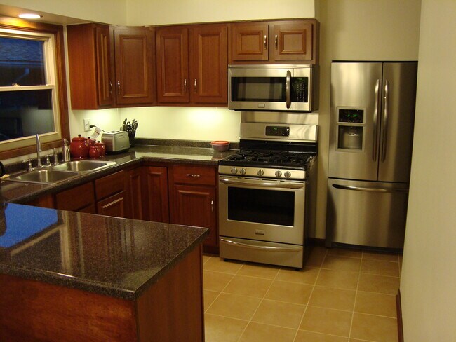 Kitchen - 808 Winthrop Ct