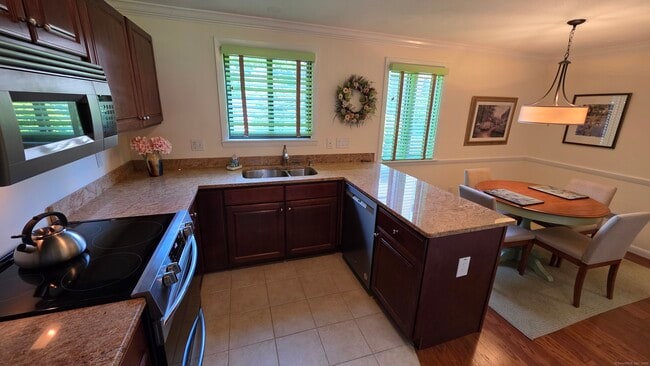 Foto del edificio - 53 Hollister Way N