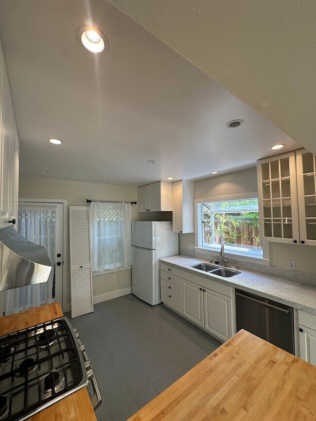 Foto del edificio - Comfy and charming 2 bedroom, best Palo Al...