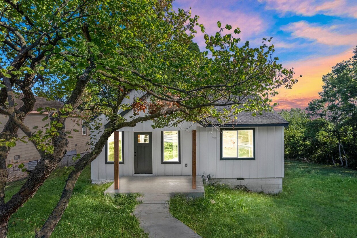 Foto principal - Gorgeous 3 bedroom 2 bathroom home