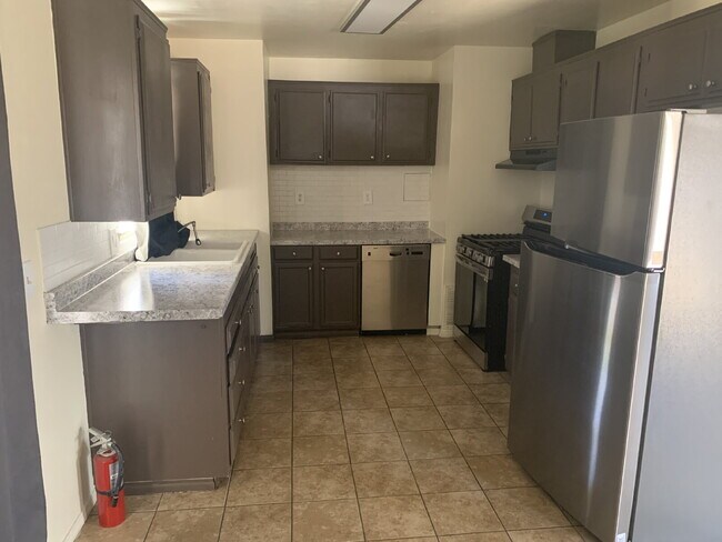 Foto del edificio - "Charming 3-Bed Oasis in Desert Hot Springs with Granite Touch & Cozy Fireplace!"