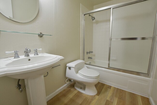 Building Photo - Spacious 1 Bed 1 Bath in Gated West San Jo...
