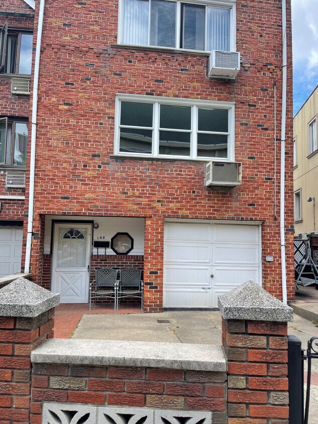 Primary Photo - 144 Lake St