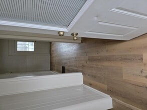 Building Photo - 466 W McKibben St