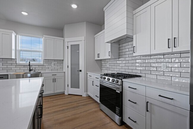 Foto del edificio - DARLING 3 Bed/2 Bath Twin Home Located in Sugar City, Idaho