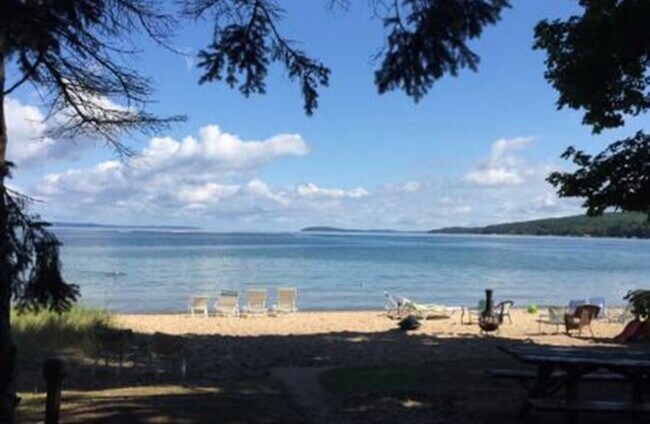 Foto del edificio - 853 E Front St