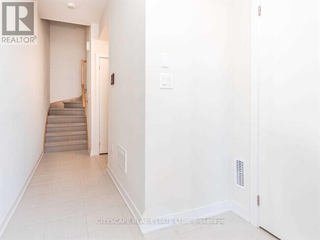 Photo du bâtiment - 590 N Service Rd