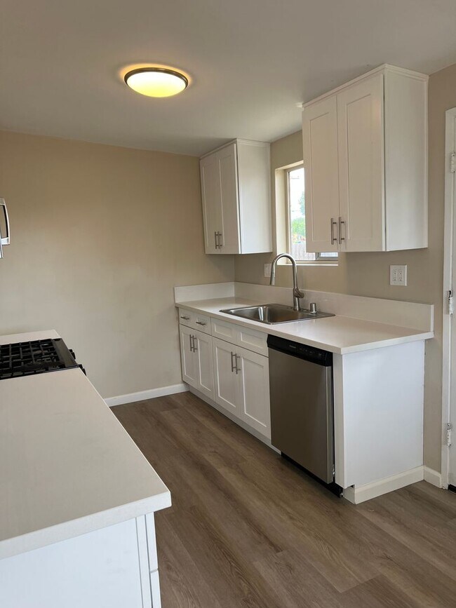 Foto del edificio - Updated 3BR/2BA home w/yard and garage in ...