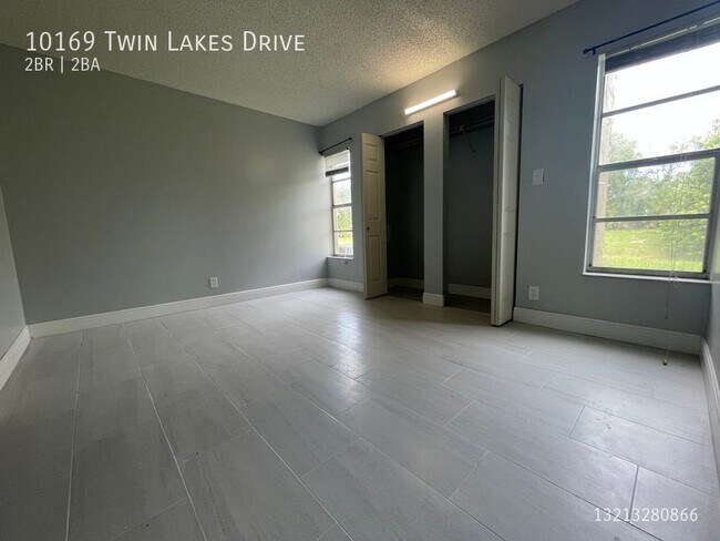 Foto del edificio - 10169 Twin Lakes Dr
