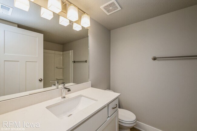 Building Photo - 4 br, 3 bath House - 512 NE Whitetail Drive