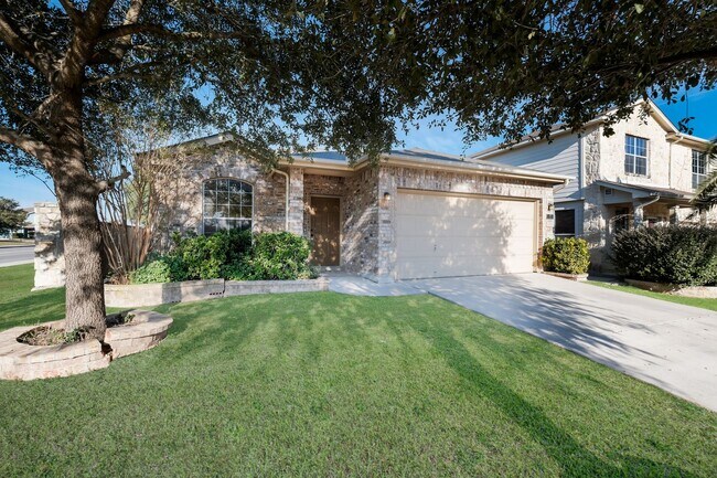 Foto del edificio - Charming Home with Covered Patio & Two Living Areas