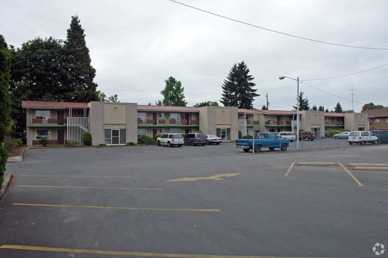 Edgewood Manor Apartments 2390 Edgewood Ave NE Salem, OR Apartments