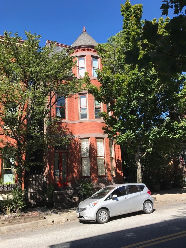Primary Photo - 2214 E Pratt St
