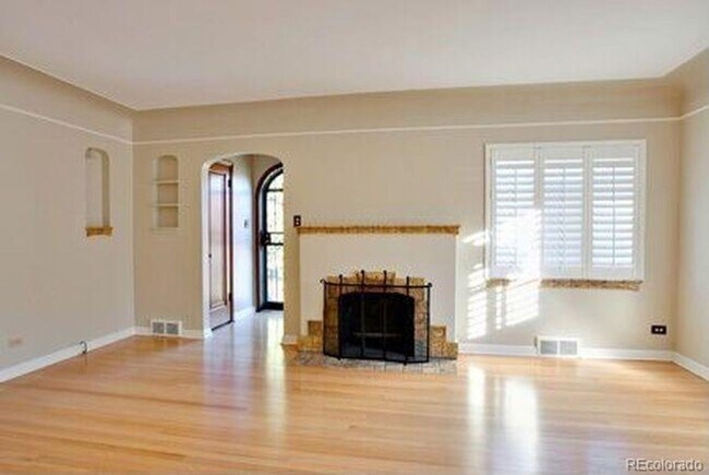 Foto del edificio - Two Bedroom Brick Tudor in Park Hill!