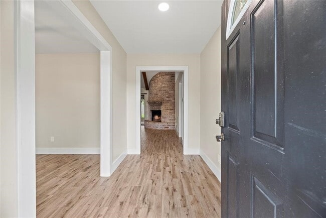 Foto del edificio - 2219 Briarview Dr