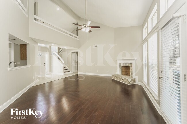 Foto del edificio - 9319 Lake Spring Ave