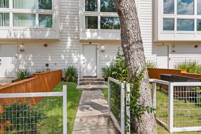 Building Photo - 143 Catalpa Ave
