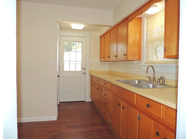 Foto del edificio - 3 Bedroom Bungalow for Rent!