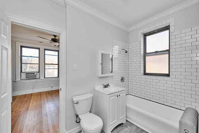 Building Photo - 5461 S Everett Ave