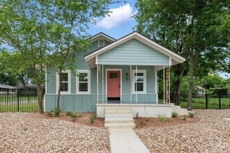 Building Photo - 610 W 10th St