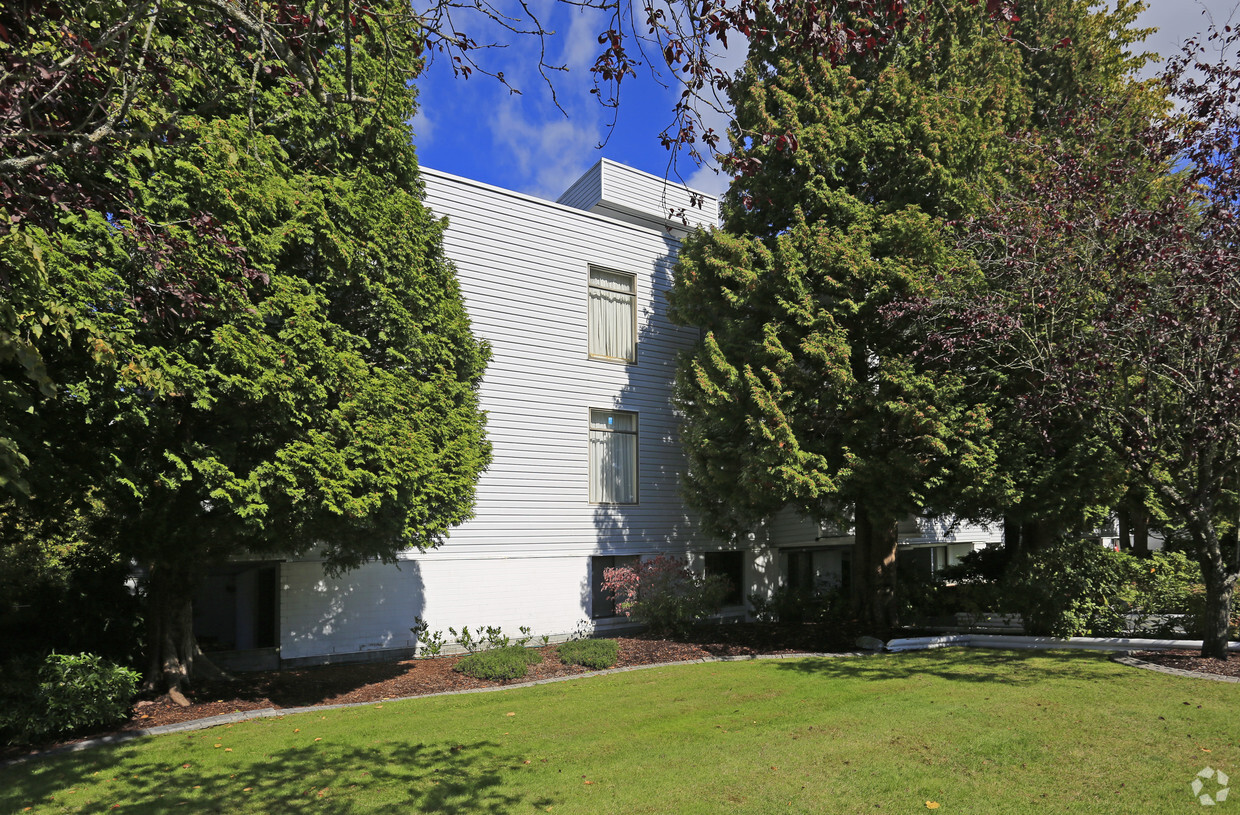 Primary Photo - Skyline Apartments