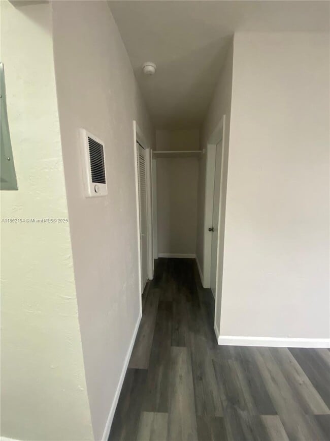 Building Photo - 361 Sharar Ave