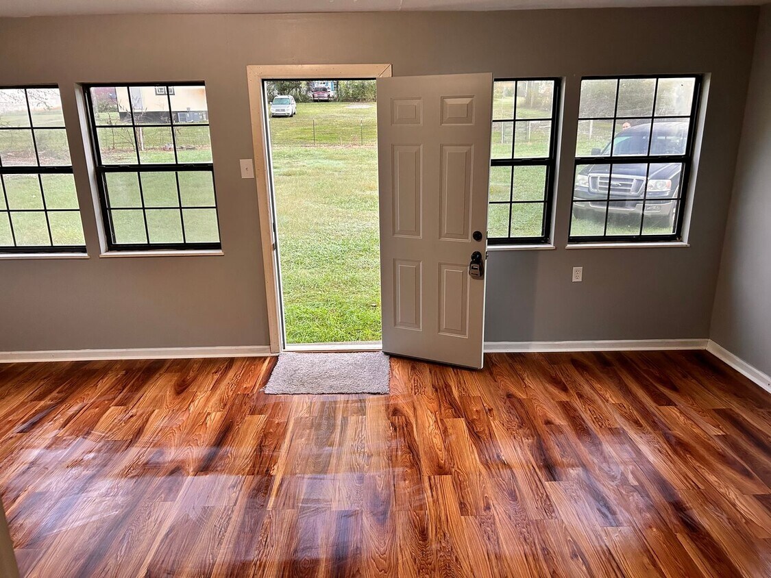 Foto principal - 2 bedroom, 1.5 bath home for $1200 monthly