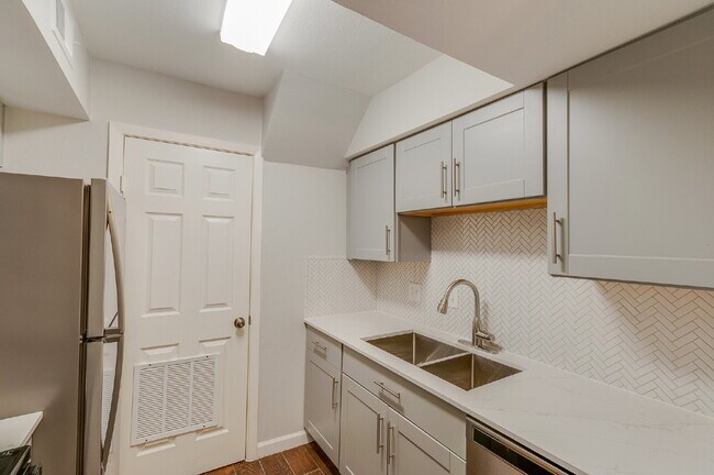 Building Photo - 2 BEDROOM/2 BATH FABULOUS LOCATION AT THE DESIRABLE ENERGY CORRIDOR