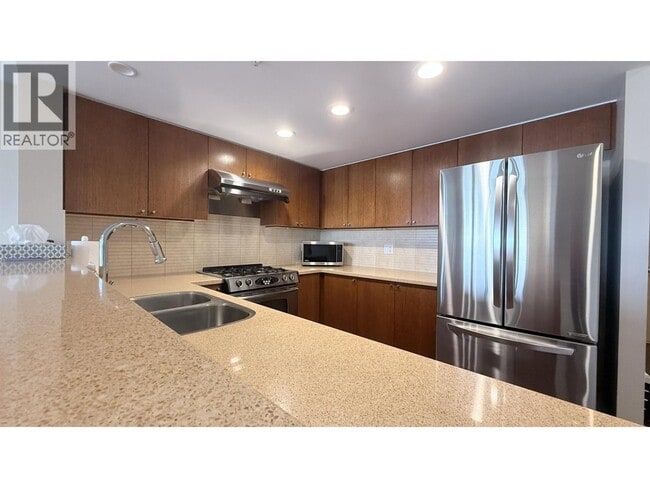 Photo du bâtiment - 8120 Lansdowne Rd