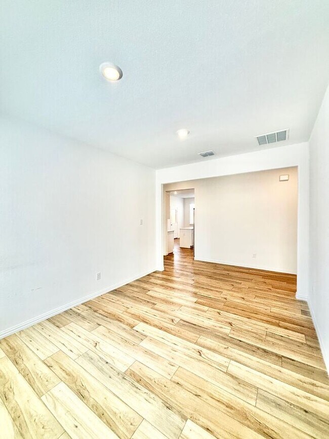 Building Photo - Spacious 4-Bedroom Home with Fenced Yard a...
