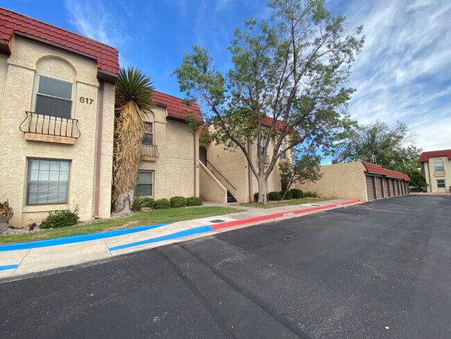 Building Photo - 1BR/1Bath Condo w/Garage