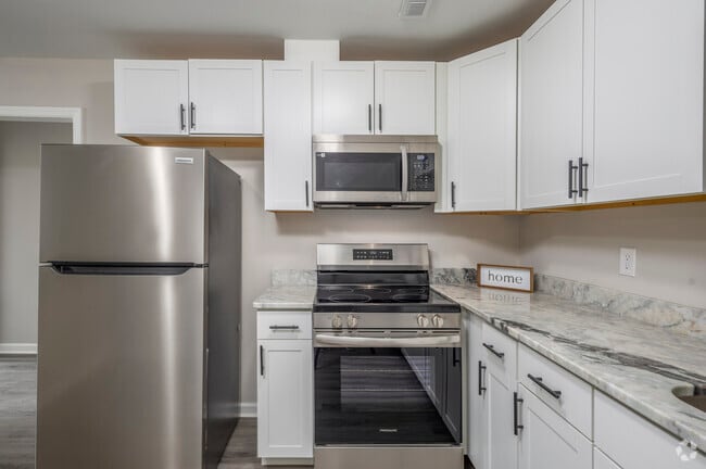3BR, 1.5BA - 996SF - Kitchen - Laurens Street Station