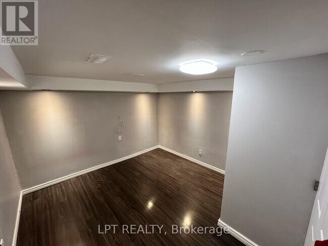 Building Photo - 39 Frankton Crescent