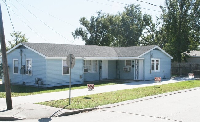 Building Photo - 2302 Rose Dr
