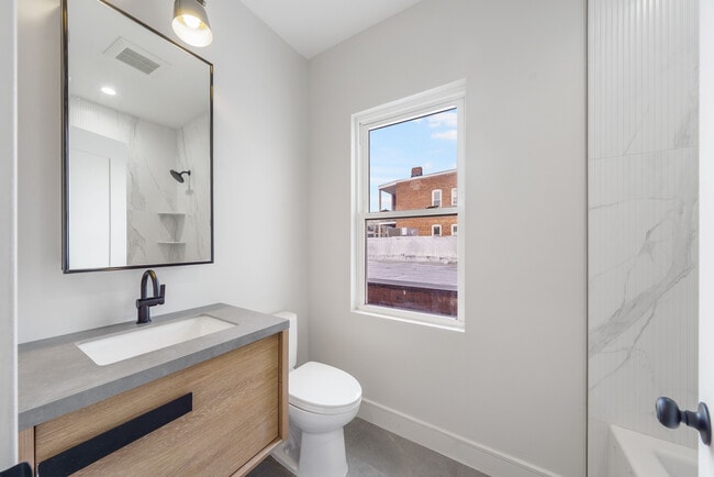 Building Photo - 114 Center St