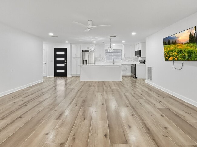 Foto del edificio - Amazing Indian Rocks Beach Waterfront Rental – Dock, Boat Lift & Garage! 2bed | 2bath