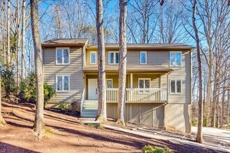 Building Photo - 11 Woodvine Ln