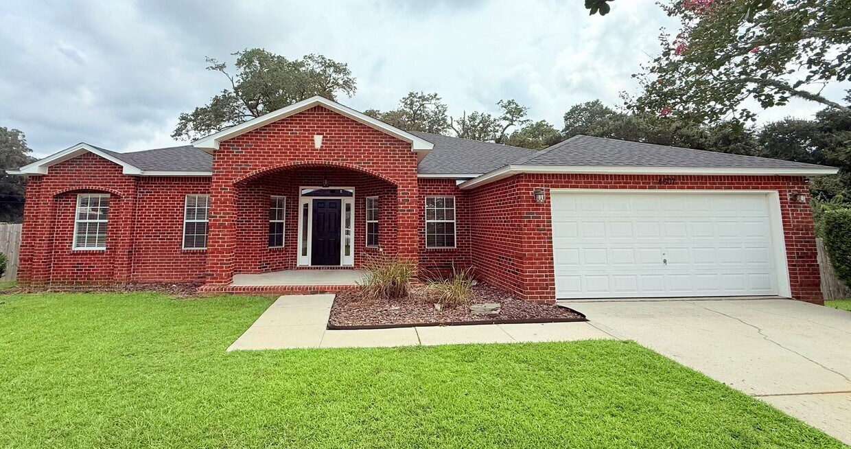 Foto principal - 4 Bed/2 Bath Home + Bonus Room