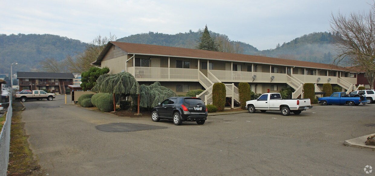 27062748 NW Edenbower Blvd, Roseburg, OR 97471 Apartments in