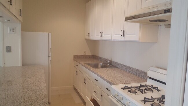 Building Photo - Victorian one bedroom apartment in Noe Val...